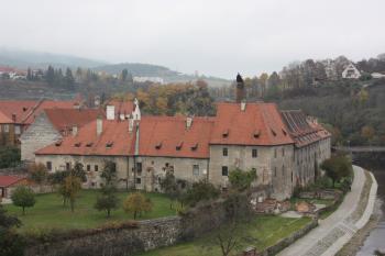 Pivovar s někdejším vdovským sídlem Anny z Roggendorfu v popředí od západu ( © Ivan Grisa 10/2011)