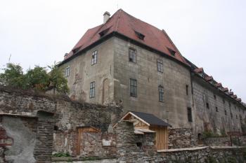 Jihozápadní nároží někdejšího vdovského sídla ( © Ivan Grisa 10/2011)