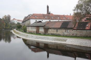 Renesanční část pivovaru z lávky přes Vltavu ( © Ivan Grisa 10/2011)