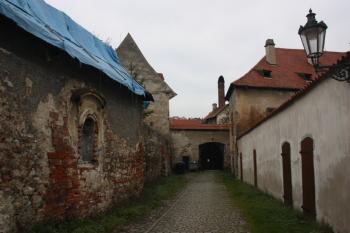 Východní konec ulice Nové Město s branou do pivovaru ( © Ivan Grisa 10/2011)
