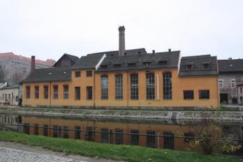 Novější část bývalého pivovaru z levého břehu Vltavy ( © Ivan Grisa 10/2011)