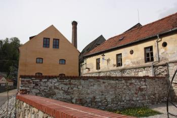 Bývalý pivovar od břehu Vltavy ( © Ivan Grisa 05/2010)