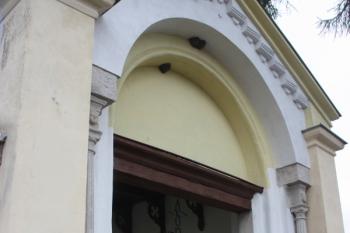 Vnější portál hřbitovní brány ( © Ivan Grisa 05/2010)