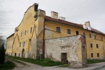 Bývalý kostel a zbytek klášterní brány od jihozápadu ( © Ivan Grisa 05/2010)