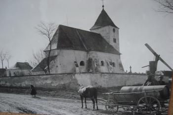 kostel s původní studnou s rumpálem, věž před zvýšením (©  05/2010 (z nástěnek u kostela))
