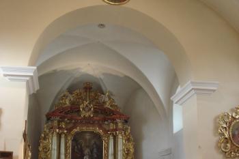 pohled na hlavní oltář z r.1600, na klenbě obraz původního patrona kostela sv. Martina (© Jaromír Schoffer, 05/2010)