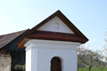 průčelí kapličky u čp. 1 ( © Jan P. Štěpánek 05/2010)