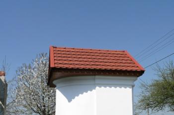 částečný pohled na zadní stranu kaple ( © Jan P. Štěpánek 05/2010)