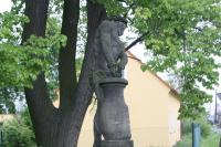 kašna se sochou Bičovaného Krista a mariánský sloup