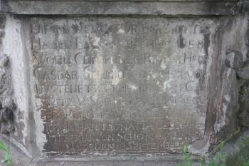Nápisová deska s datací kašny (1608) v severní části nádrže kašny ( © Ivan Grisa 05/2010)
