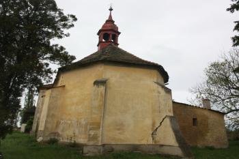 Závěr kostela s četnými statickými poruchami od východu ( © Ivan Grisa 05/2010)