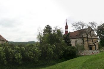 Fara, kostel a zvonice od západu ( © Ivan Grisa 05/2010)