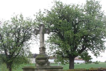 Jeden z dochovaných náhrobků starého hřbitova ( © Ivan Grisa 05/2010)