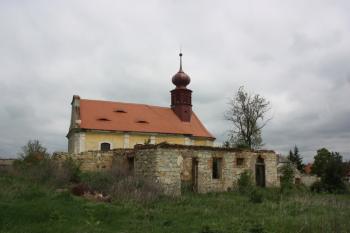 Kostel a zřícenina márnice (?) od jihu ( © Ivan Grisa 05/2010)