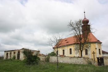 Kostel a zřícenina márnice (?) od jihovýchodu ( © Ivan Grisa 05/2010)