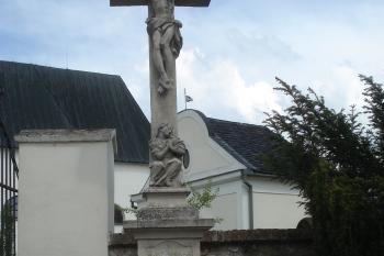 v pozadí kaple, pohled přes hřbitovní bránu (© Jaromír Schoffer, 05/2010)