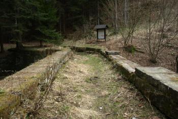 koryto náhonu na akvaduktu ( © Milan Caha 05/2010)