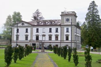 Přístupová cesta parkem k zámku (© Jan Šebek, 05/2010)