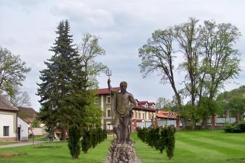 kašna se sochou Poseidona v čestním dvoře zámku (© Jan Šebek, 05/2010)