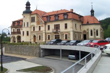 Luhačovice – Augustiniánský dům s kaplí sv. Tomáše – celkový pohled (© Ivo Rozehnal, 05/2010)