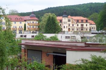 Luhačovice – Pohled z Pražské čtvrti na Hotel Praha a Augustiniánský dům s kaplí (© Ivo Rozehnal, 05/2010)