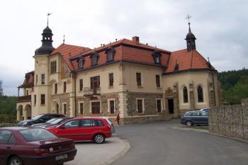 Luhačovice – Augustiniánský dům s kaplí sv. Tomáše – celkový pohled (© Ivo Rozehnal, 05/2010)