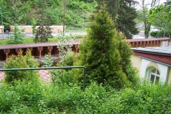 Luhačovice – Pohled na Sluneční lázně od prostoru Slatinných lázní (© Ivo Rozehnal, 05/2010)
