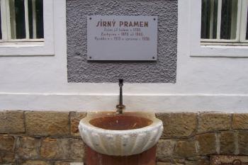 Luhačovice – Sirný pramen na budově Slatinných lázní v prostoru dvora Vodoléčebného ústavu (© Ivo Rozehnal, 05/2010)