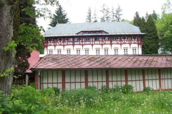 Luhačovice – Celkový pohled na Sluneční lázně a Vodoléčebný ústav z Jurkovičovy aleje (© Ivo Rozehnal, 05/2010)