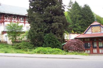Luhačovice – Vpravo vstupní budova do Slunečních lázní, vlevo budova Vodoléčebného ústavu (© Ivo Rozehnal, 05/2010)