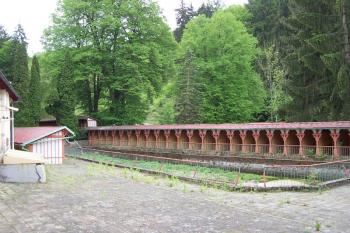 Luhačovice – Pohled na Sluneční lázně s bazénem (© Ivo Rozehnal, 05/2010)