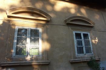 okna s nadokeními římsami ( © Milan Caha 05/2010)
