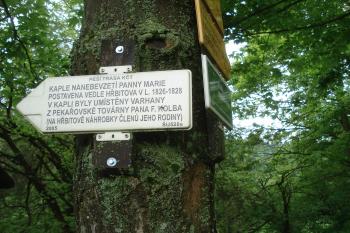 turistické označení kaple (© Jaromír Schoffer, 05/2010)