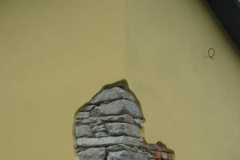 detail obnaženého zdiva rohu kaple (© Jaromír Schoffer, 05/2010)