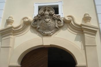 detailní pohled na hlavní vstupní průčelí s erbem (© Jaromír Schoffer, 05/2010)