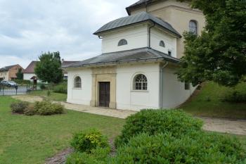 Hrobka Žerotínů pod sakristii kostela sv. Jiří (© František Kinař, 08/2014)