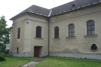 pohled z kostelního nádvoří (© Jaromír Schoffer, 05/2010)