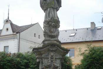 socha sv. Jana Nepomuckého na nádvoří kostela (© Jaromír Schoffer, 05/2010)