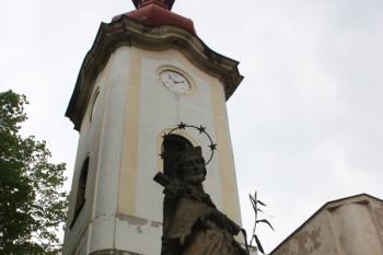 Věž od východu, v popředí socha sv. Jana Nepomuckého ( © Ivan Grisa 05/2010)