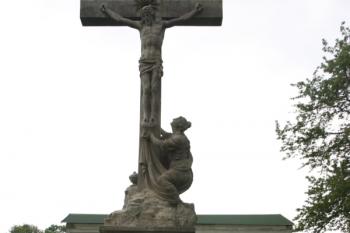 Kříž z roku 1796 na hřbitově západně od kostela ( © Ivan Grisa 05/2010)