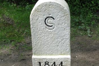 Trojmezí -hraniční kámen z roku 1844 - Čechy/Bavorsko (© Martin Karas, 05/2010)