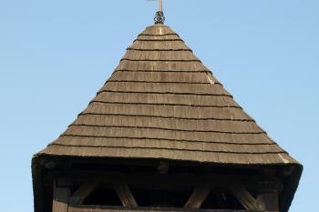 zvonice u kostela - detail ( © Milan Caha 09/2009)