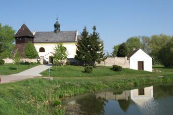 celkový pohled na areál kostela - se zvonicí a márnicí ( © Milan Caha 09/2009)