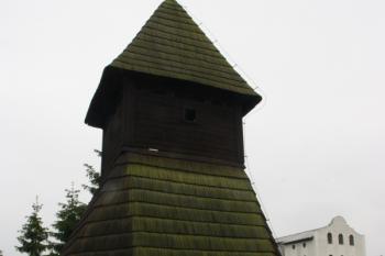 Zvonice od severu, vpravo v pozadí mlýn ( © Ivan Grisa 05/2010)