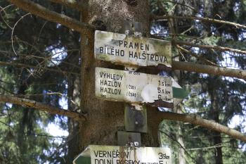 Pramen Bílého Halštrova - rozcestník KČT (© Martin Karas, 05/2010)