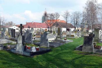 Místo, kde tvrz stávala, dnes slouží jako obecní hřbitov (© Jiří Cukr, 04/2010)