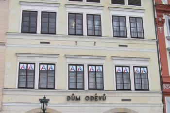 průčelí domu do Mírového náměstí (© Karel Husák, 06/2007)