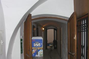 vstupní síň s chodbou do dvora -  bývalou soutkou (© Karel Husák, 12/2008)