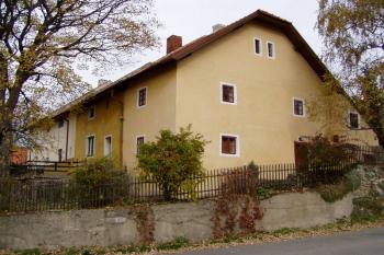 Tvrz od jihovýchodu (© Lukáš Pechánek, 10/2010)