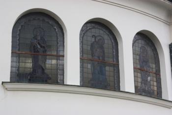 Vitraje v oknech jižní stěny ( © Ivan Grisa 06/2010)